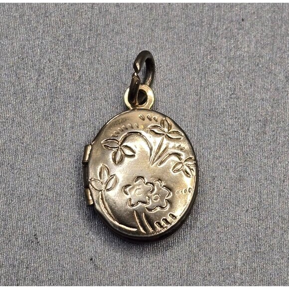 Unbranded Jewelry - VTG Mini Gold Tone Floral Etched Locket Pendant 5/8" Oval Victorian Revival